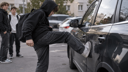 Дитина розбила чуже авто або влаштувала бійку: яка відповідальність чекає на батьків