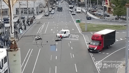 В Днепре возле «Мост Сити» сбили курьера на мопеде: видео момента ДТП