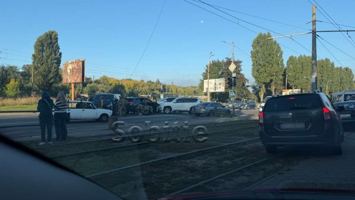 У Кам’янському під час спецоперації КОРД авто врізалося у стовп: відео моменту ДТП