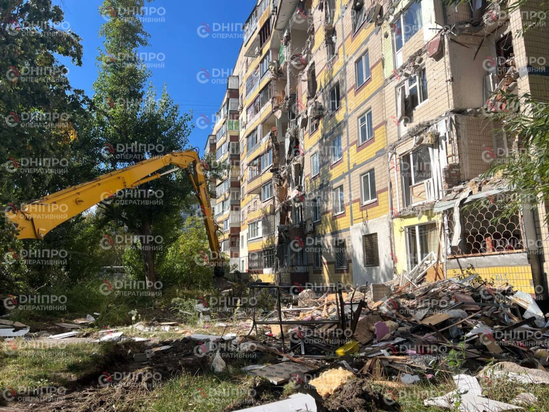 Атака на Днепр 28.11.2025: часть поврежденной многоэтажки демонтируют