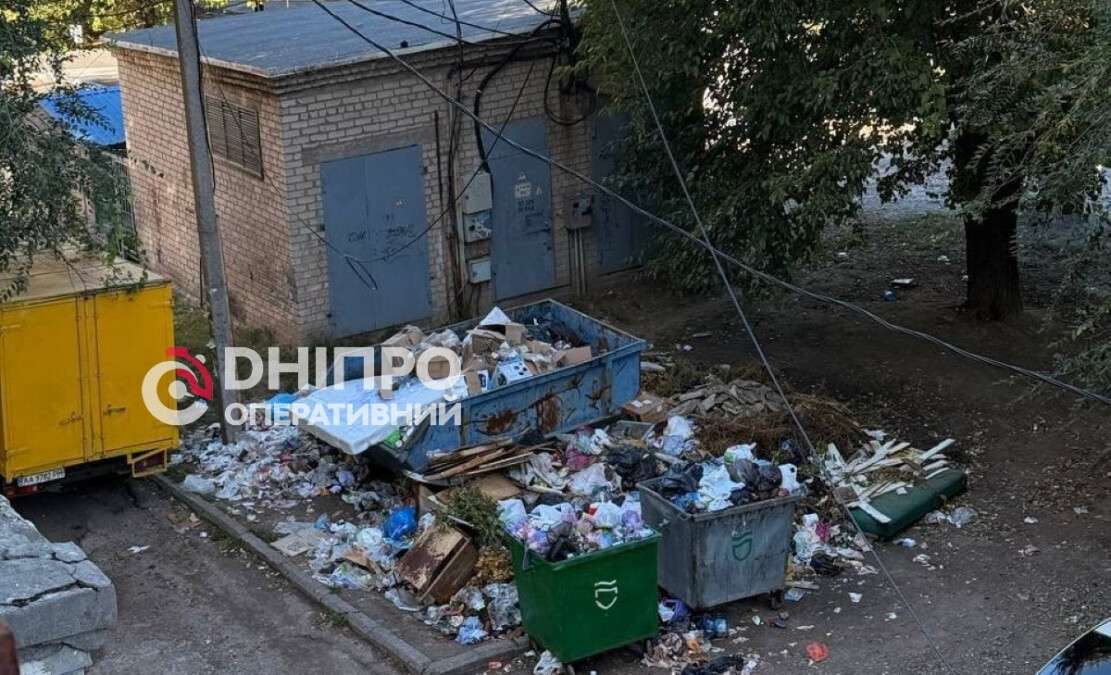Вантажівка «Укрпошти» скидала будівельне сміття