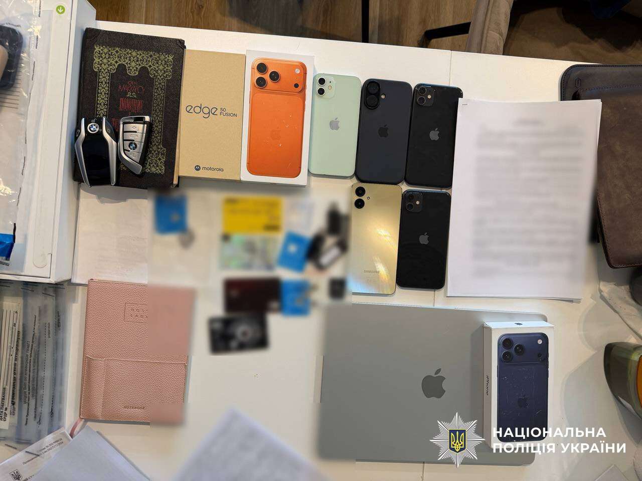 Виманювали гроші під виглядом виграшів: у Дніпрі викрили ще одну мережу шахрайських call-центрів
У Дніпрі правоохоронці припинили діяльність мережі шахрайських call-центрів, учасники якої виманювали гроші у громадян під приводом неіснуючих виграшів.