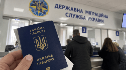 Українці не можуть оформити паспорти: у ДМС досі не відновили роботу систем