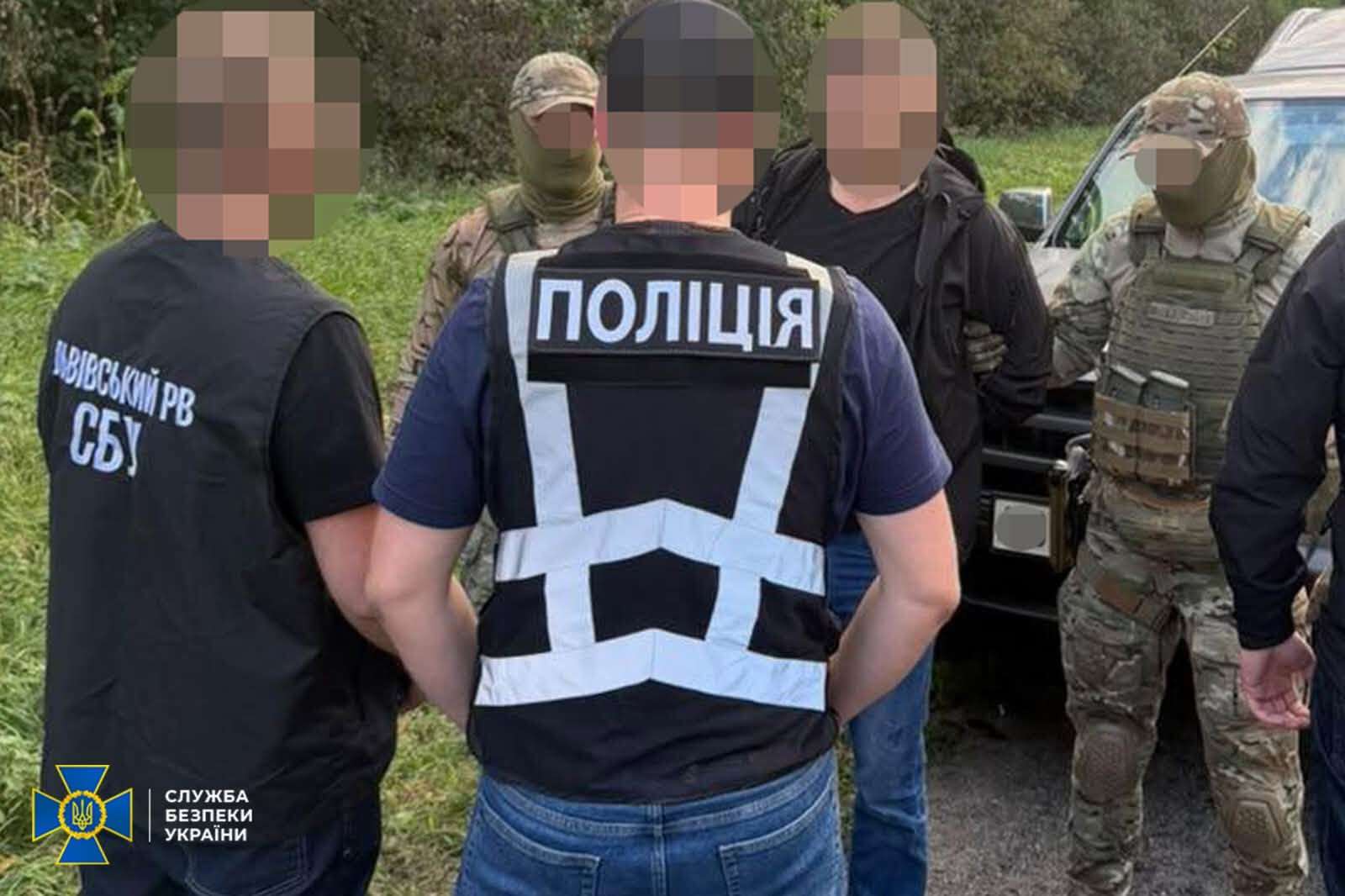 Дніпрянина затримали за організацію незаконного переправлення військовозобов’язаних за кордон – СБУ
На Львівщині правоохоронці викрили 51-річного мешканця Дніпра, якого підозрюють в організації незаконного переправлення військовозобов’язаних чоловік