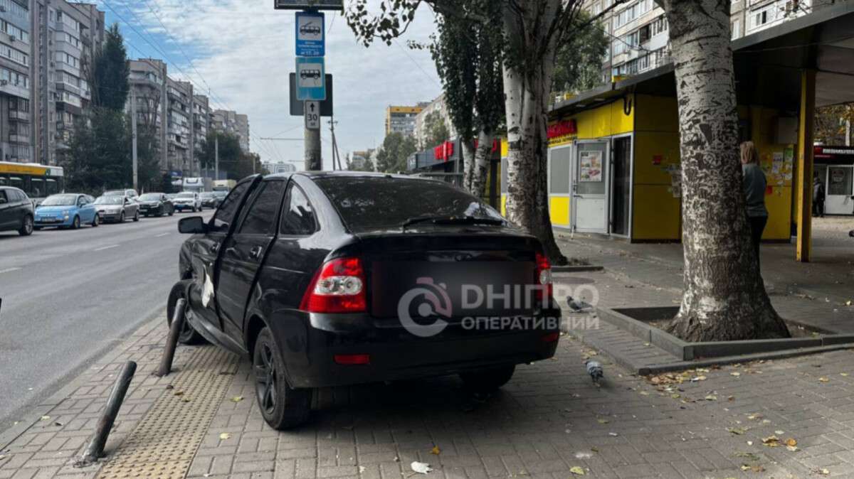 ДТП на Калиновій: Лада "влетіла" в зупинку після зіткнення з Renault