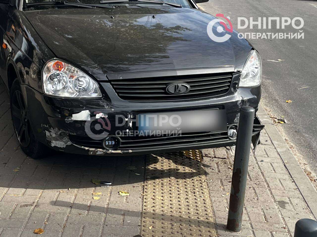 ДТП на Калиновой: Лада &laquo;влетела&raquo; в остановку после столкновения с Renault