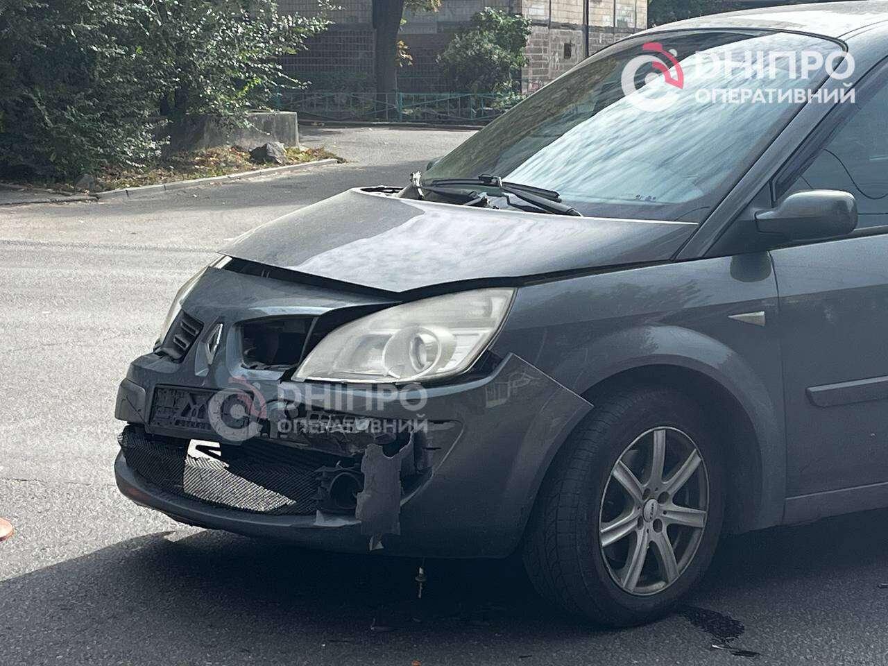 ДТП на Калиновой: Лада &laquo;влетела&raquo; в остановку после столкновения с Renault
