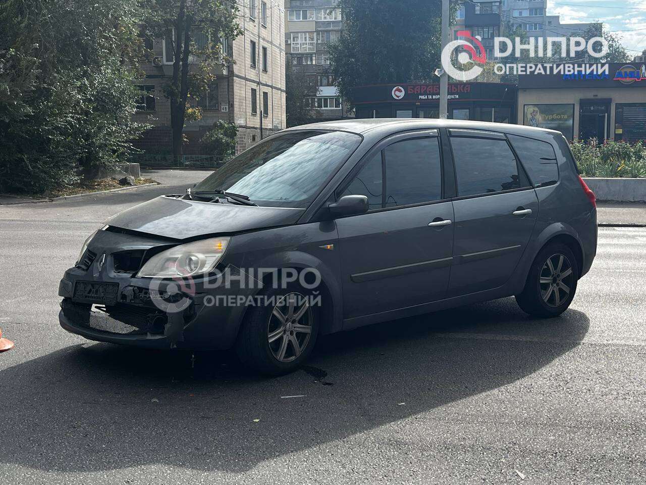 ДТП на Калиновой: Лада &laquo;влетела&raquo; в остановку после столкновения с Renault