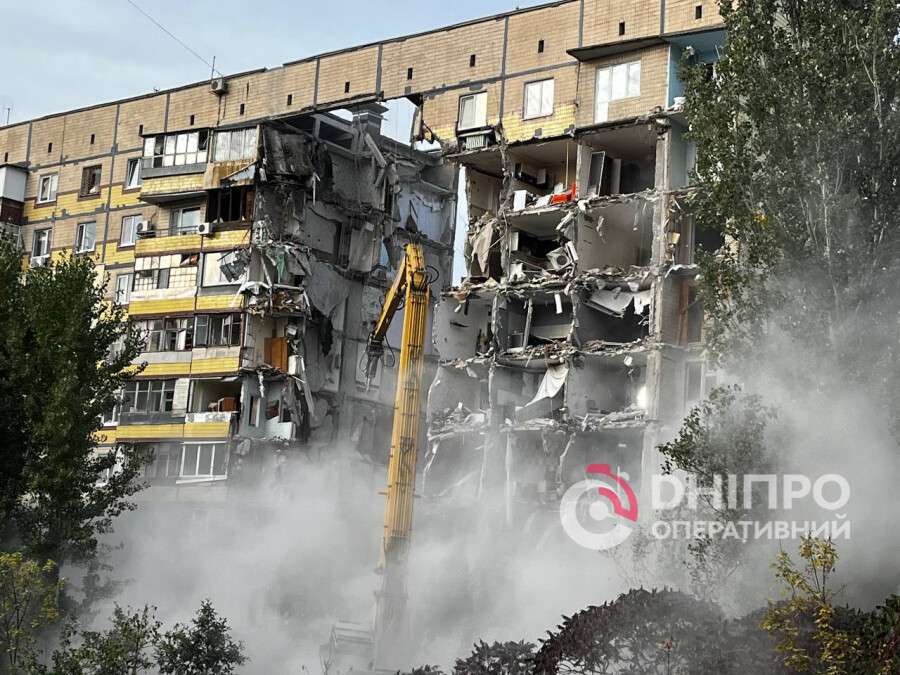 Демонтаж після атаки “шахеда”: у Дніпрі відокремили зруйнований під’їзд дев’ятиповерхівки на проспекті Героїв