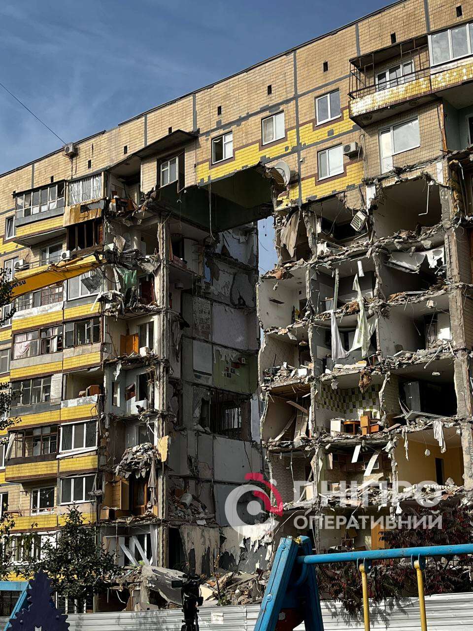 Демонтаж після атаки “шахеда”: у Дніпрі відокремили зруйнований під’їзд дев’ятиповерхівки на проспекті Героїв