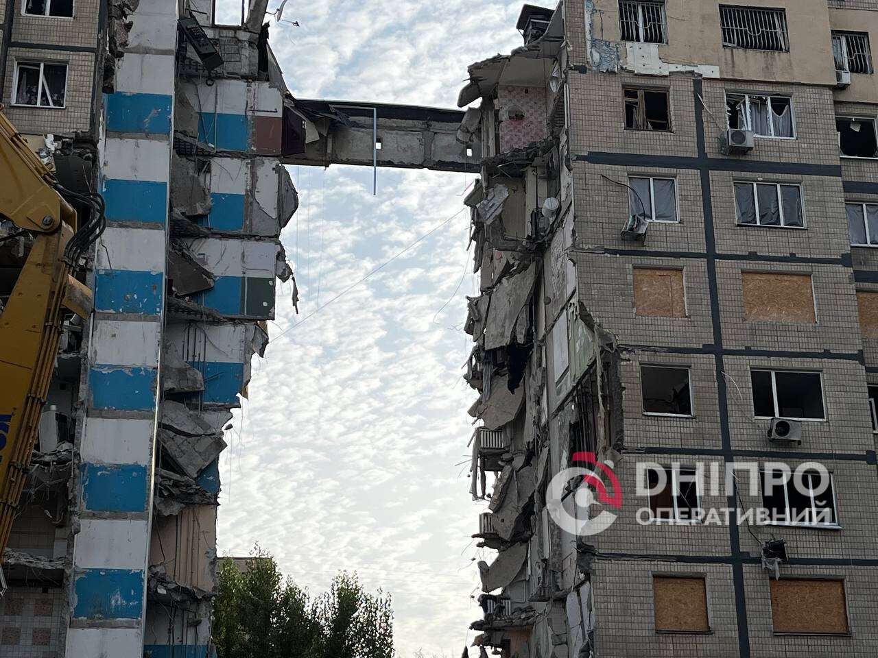Демонтаж после атаки &laquo;шахеда&raquo;: в Днепре отделили разрушенный подъезд девятиэтажки на проспекте Героев