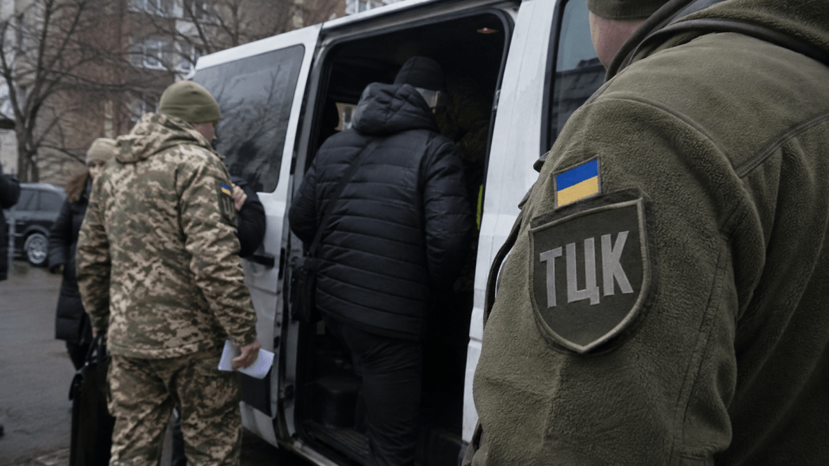Чоловік не виходить на зв’язок після доставлення до ТЦК: що робити рідним