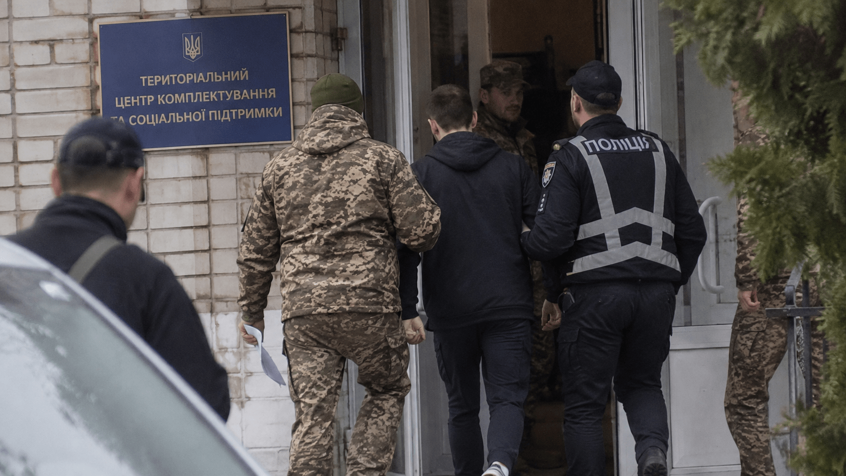 Чоловік не виходить на зв’язок після доставлення до ТЦК: що робити рідним