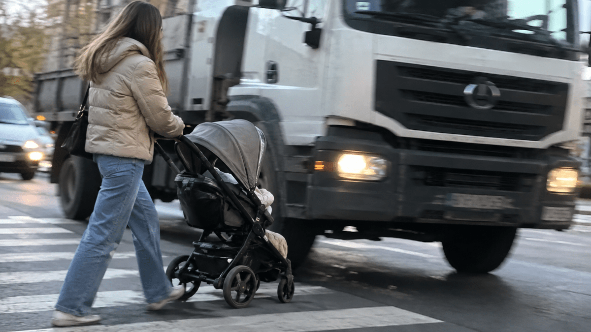 Дитина випала з візочка на дорогу: у Дніпрі вантажівка збила жінку з малюком