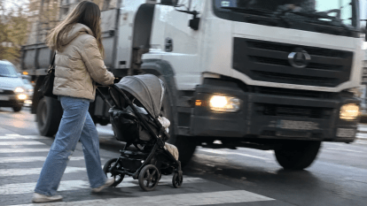 Дитина випала з візочка на дорогу: у Дніпрі вантажівка збила жінку з малюком