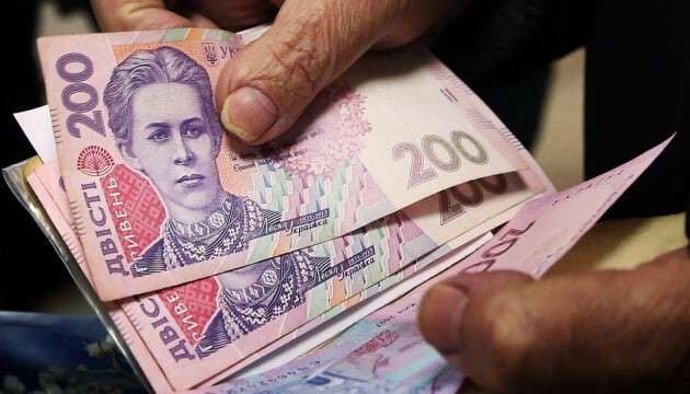 Пенсія у 2026 році: хто може отримати доплату та як її оформити
У 2026 році окремі категорії пенсіонерів в Україні можуть отримувати додаткові виплати до пенсії. Найпоширеніша з них — щомісячна компенсація…