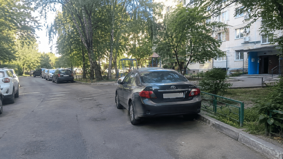 Паркування у дворі може обернутися штрафом: що заборонено водіям