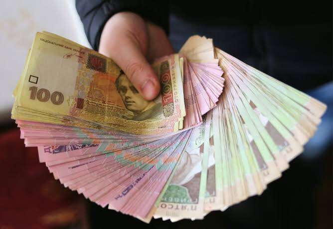 Помощь малообеспеченным семьям в 2026 году: условия и выплаты