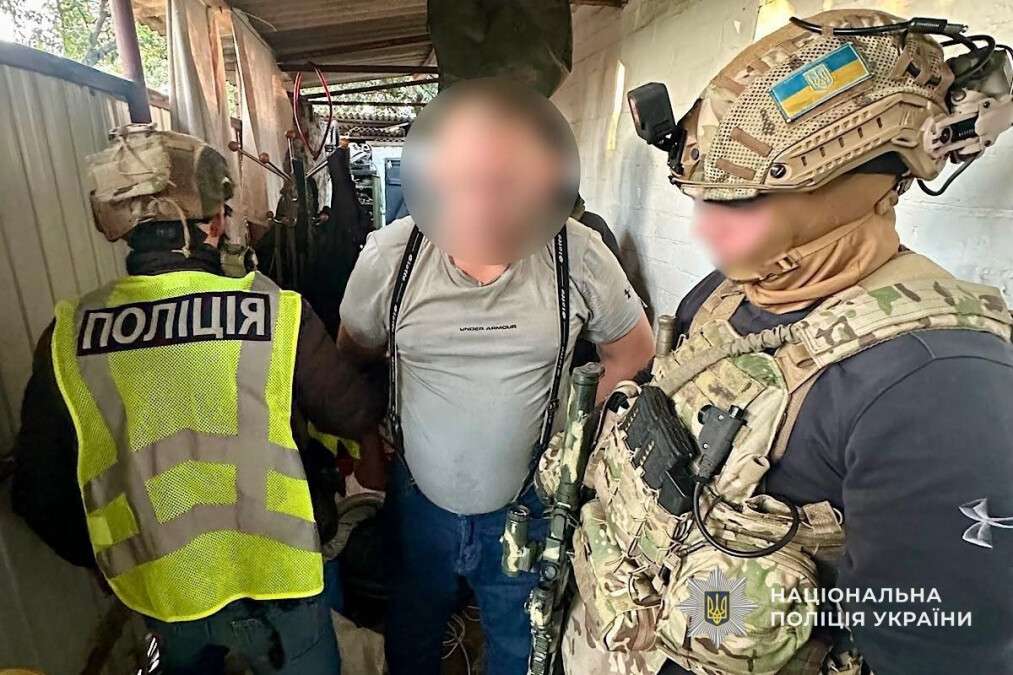 Група чоловіків викрала мотоцикл