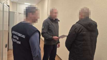 Били, стріляли та погрожували: трьох поліцейських з Дніпропетровщини підозрюють у розбійному нападі