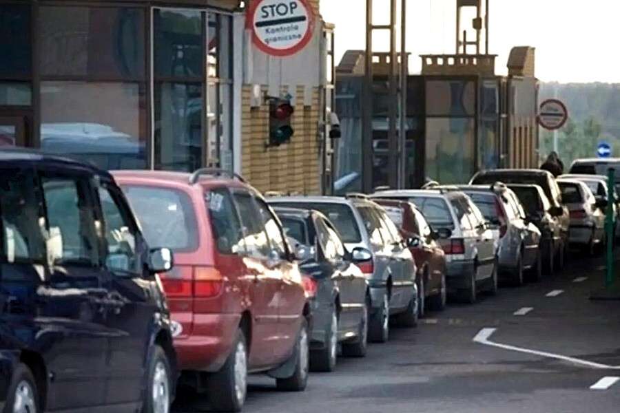 Повітряні тривоги затримують рух на кордоні з Польщею: де найбільші черги 18 жовтня
На українсько-польському кордоні через повітряні тривоги виникають затримки в оформленні транспорту. Вже кілька днів на пунктах пропуску величезні черги. Найскладніш