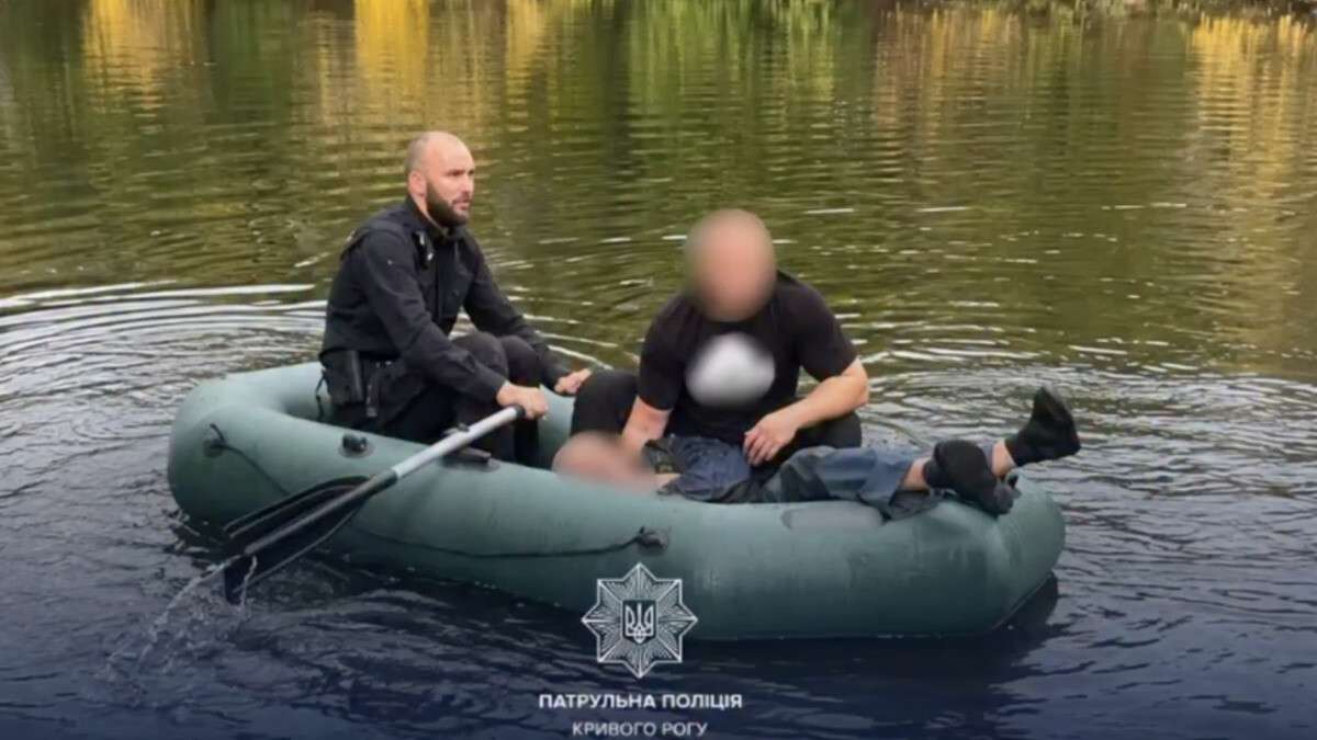 У Кривому Розі врятували чоловіка, який упав з мосту в річку: відео
У Кривому Розі патрульні поліцейські разом із небайдужим перехожим врятували чоловіка, який упав із мосту в річку. Про це повідомляє…