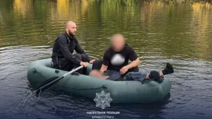 У Кривому Розі врятували чоловіка, який упав з мосту в річку: відео