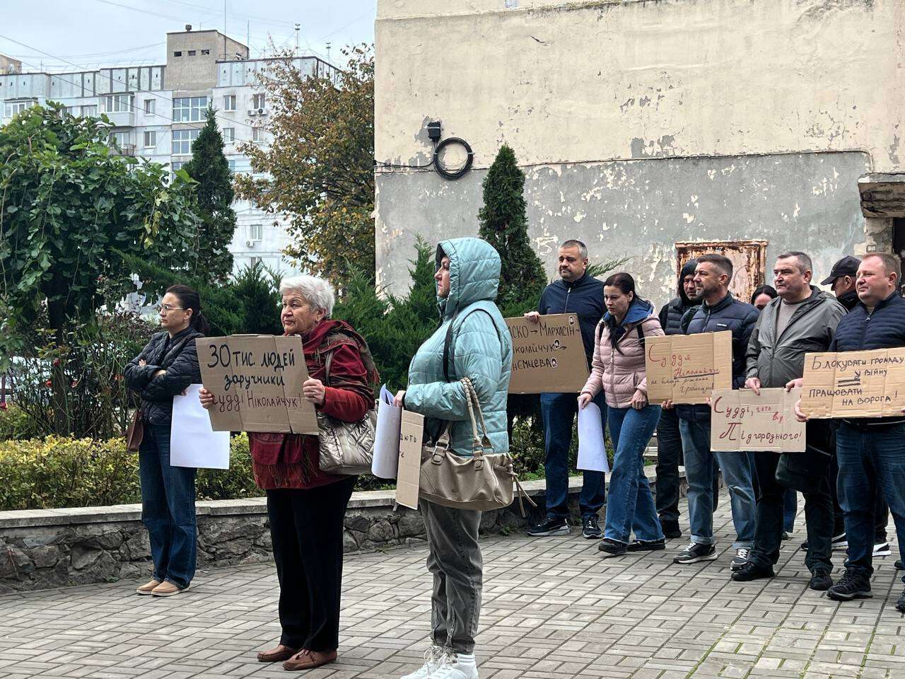 Жители Подгородного митинговали против блокировки жизни города из-за решения судьи, которую связывают с Загидом Красновым