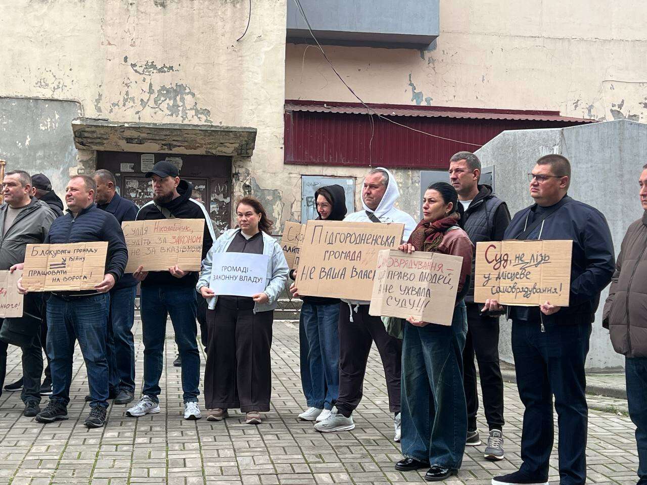 Жители Подгородного митинговали против блокировки жизни города из-за решения судьи, которую связывают с Загидом Красновым