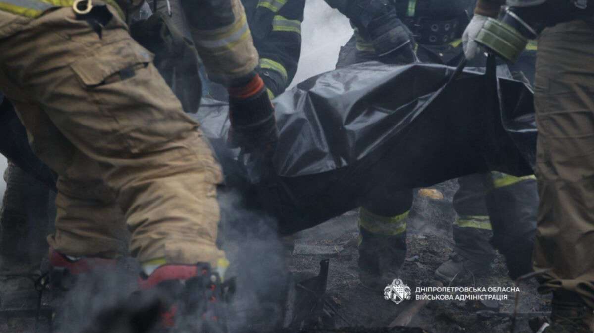 Атаки на Дніпро 23 жовтня: з-під завалів пошкодженого будинку дістали тіло людини
