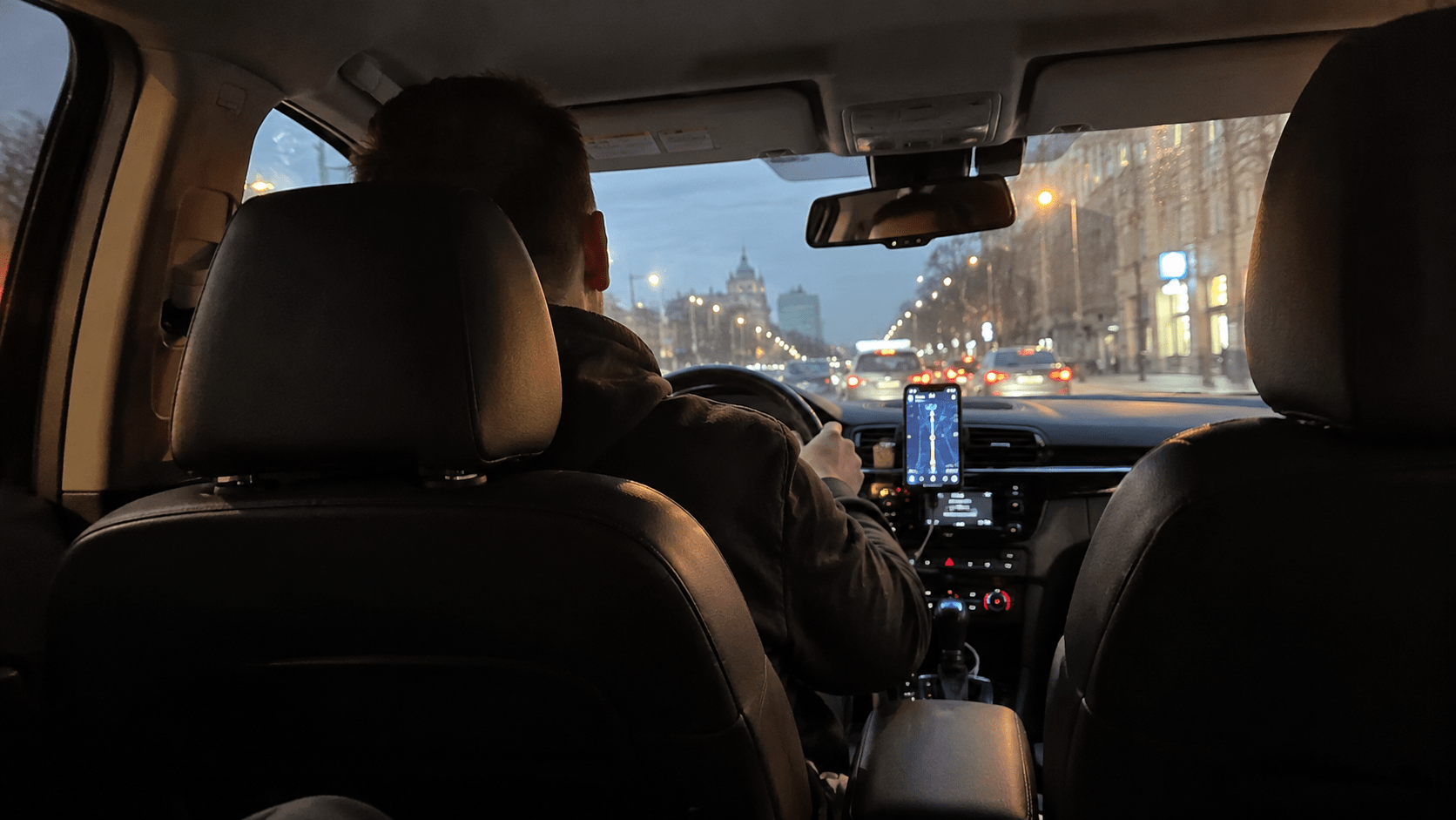 Таксі в Україні працюватиме за новими правилами: що чекає на водіїв та пасажирів
В Україні можуть суттєво змінити правила роботи служб таксі. Водіям доведеться підтверджувати право на перевезення пасажирів електронними сертифікатами, а клієнти…
