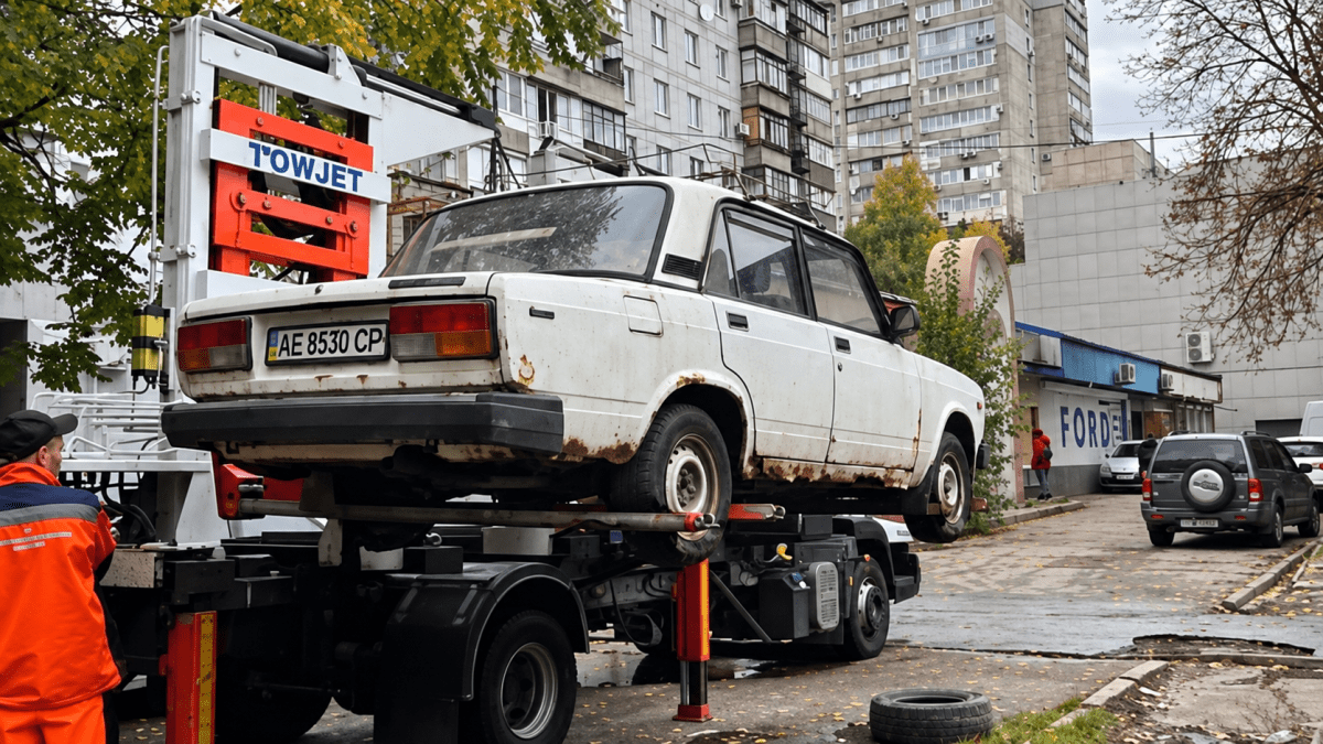 Брошенные автомобили годами стоят во дворах: в Днепре предупредили владельцев о последствиях