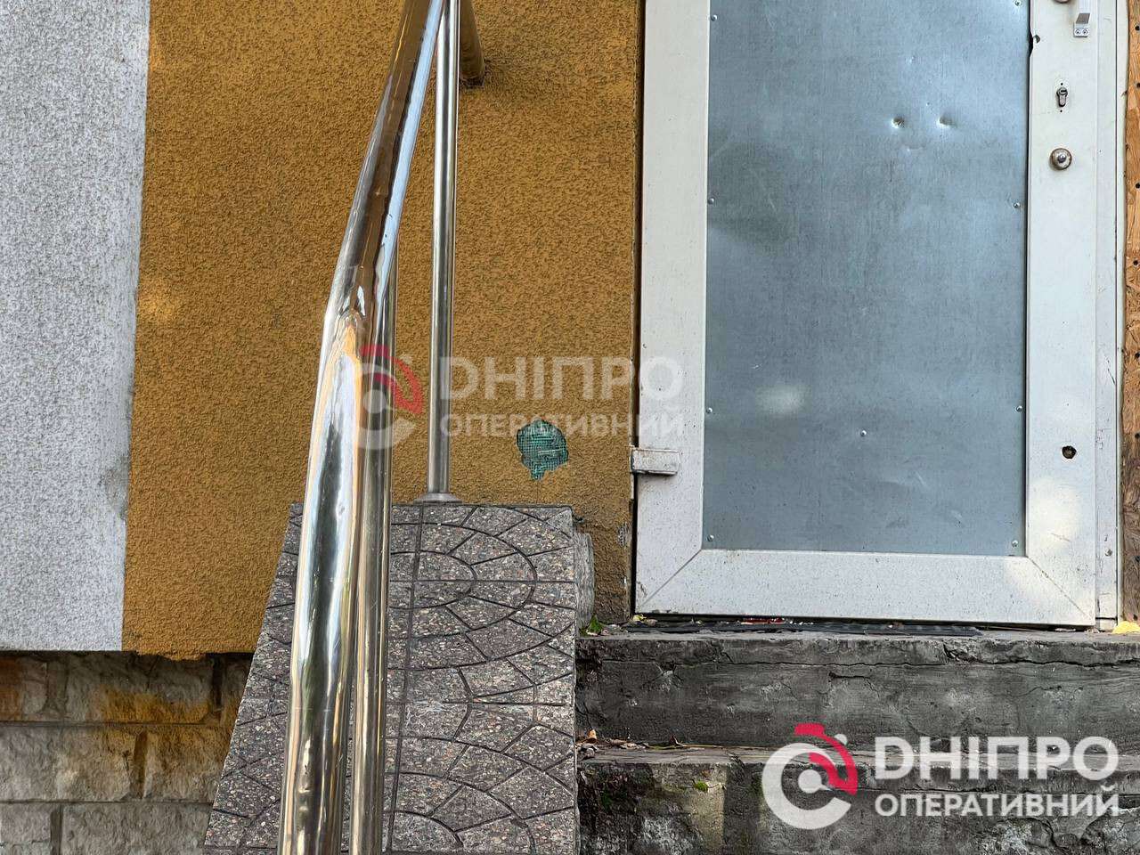Неизвестный забросал камнями заведение с игровыми автоматами после проигрыша: видео