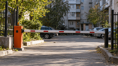 Незаконний шлагбаум у дворі: куди скаржитися та що робити